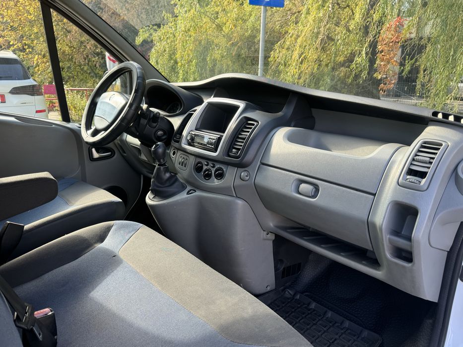 Renault trafic 8+1 locuri an fab 2012 motor 2.0 dci 115 cp 6+1 viteze