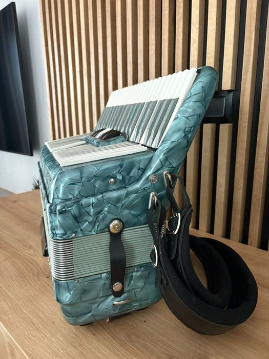 Acordeon Scandalli cu 120 de basi