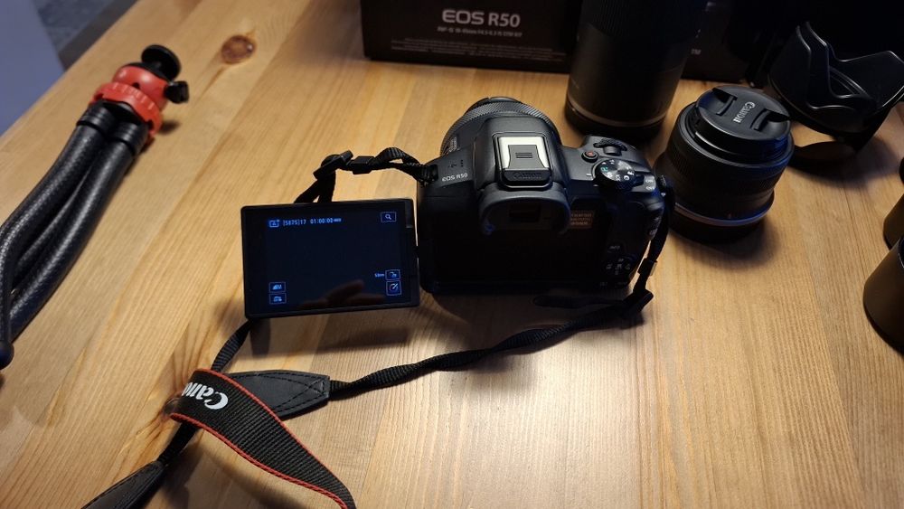 Canon R50 Mirrorless- APS - C с три обектива