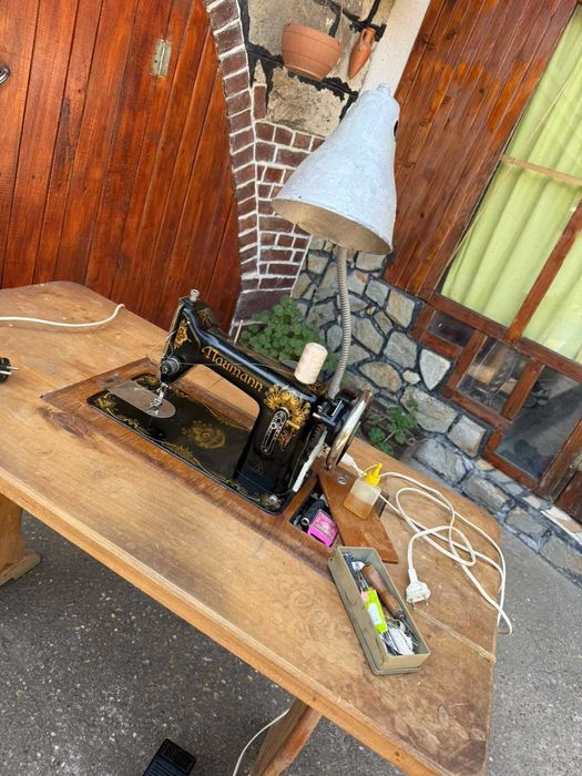 Ретро шевна машина Naumann, модернизирана на ток.