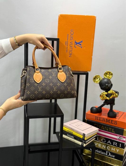 Geanta Louis Vuitton noua !!! Dimensiuni 25/17 !!!