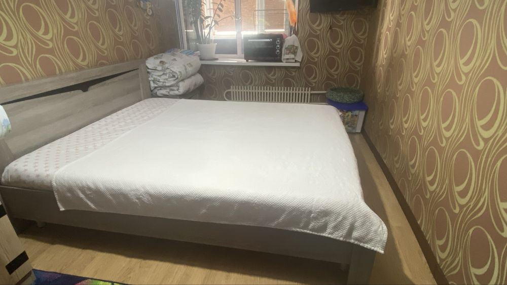 Продам кровать и две тумбы