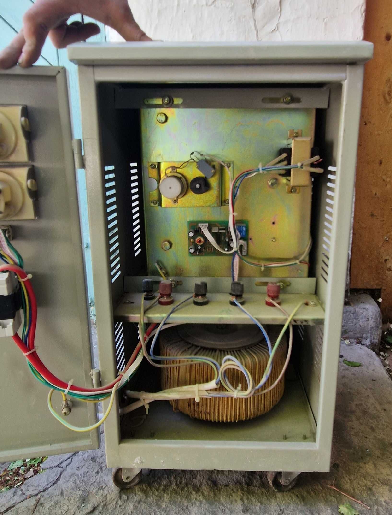 Стабилизатор/регулятор напряжения переменного тока автоматический