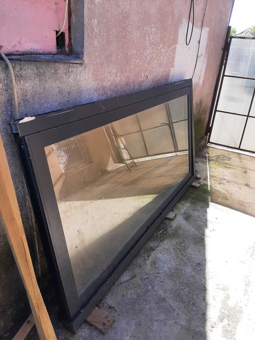 Vand usa sticla cu rama metalica