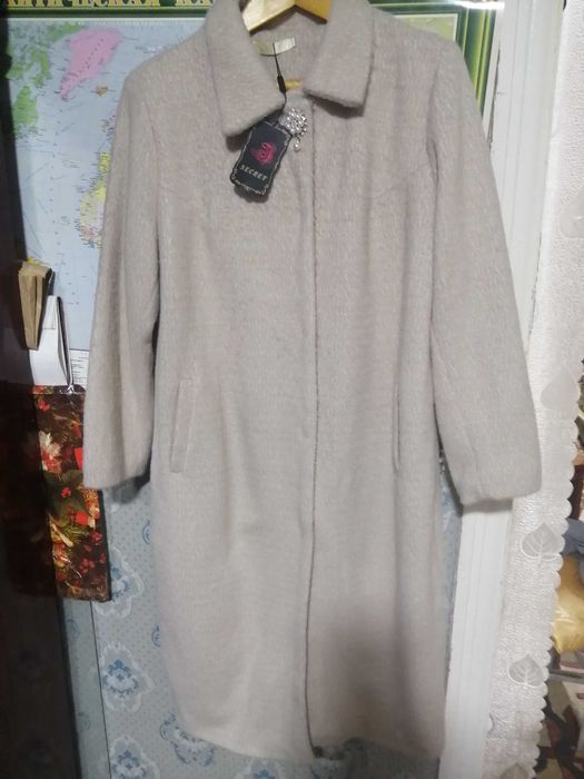 Пальто новое  бежевое