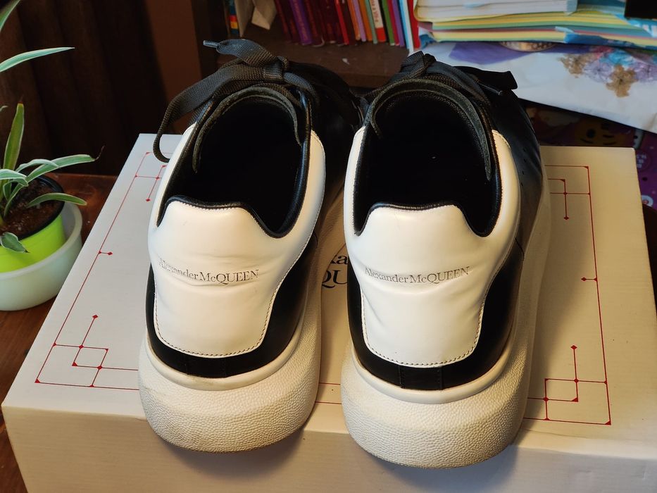 Vând Alexander Mcqueen ( negru cu alb )