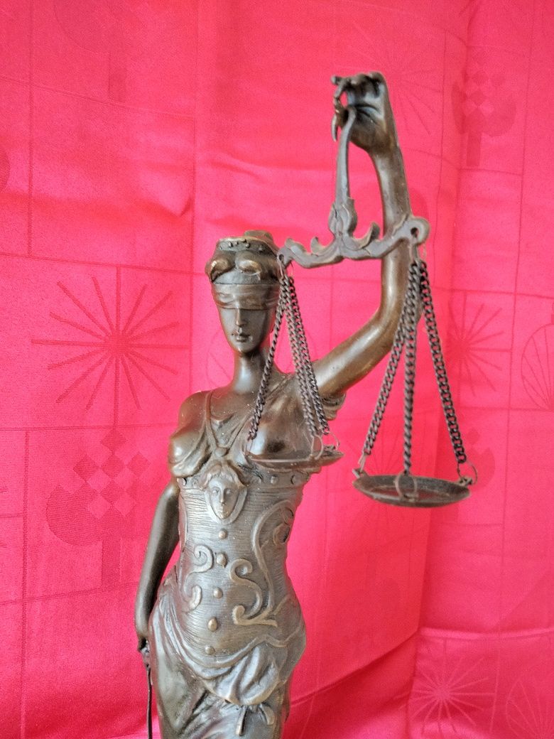 Statueta din bronz, Justiția