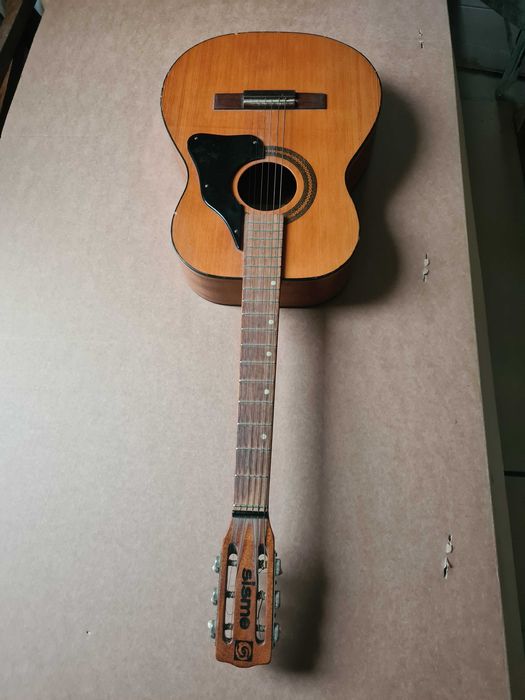 Chitară veche marca Sieseme Italy, fabricată în Italia.