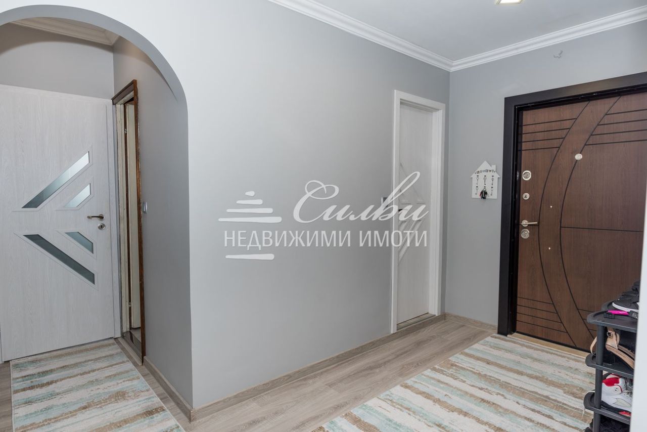 Продава се Четиристаен апартамент в Шумен, 2-ри корпус - 103 кв.м за 1065 €/кв.м - Снимка #7
