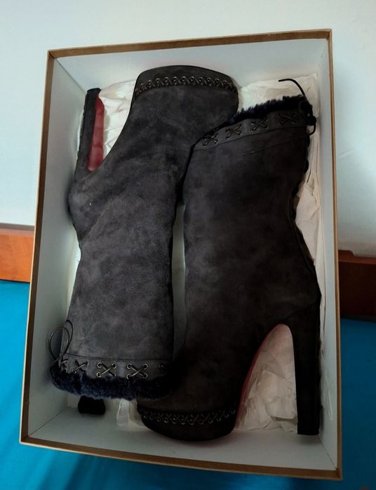 Cizme Christian Louboutin lungi cu toc gros din piele întoarsă