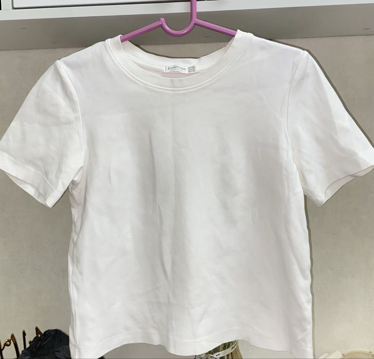 Женская белая футболка stradivarius.