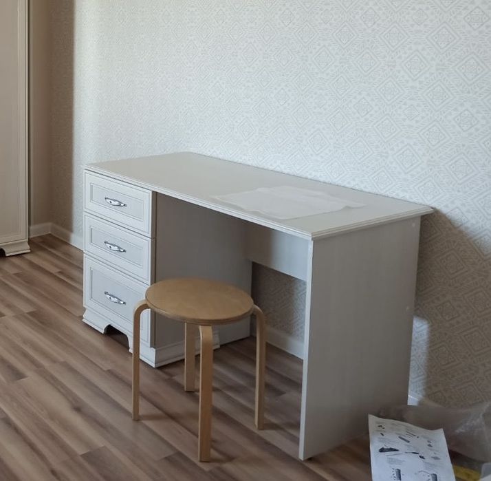 Писменный стол в идеальном состоянии