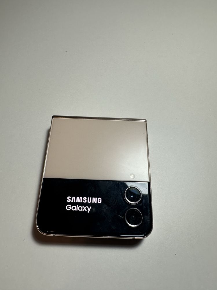 На запчасти Смартфон Samsung Z Flip4