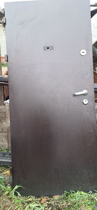 Дверь  входная , замки работают