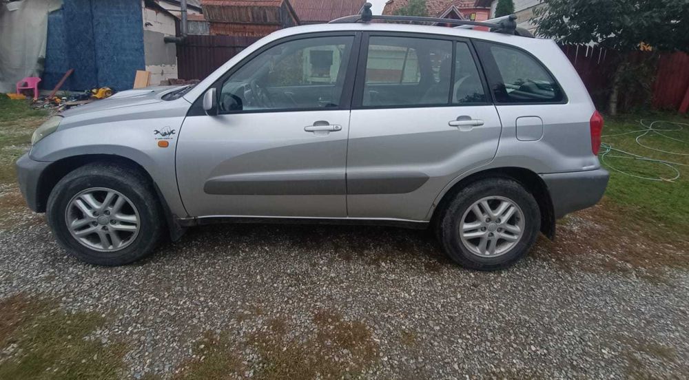 Masina Toyota Rav 4.