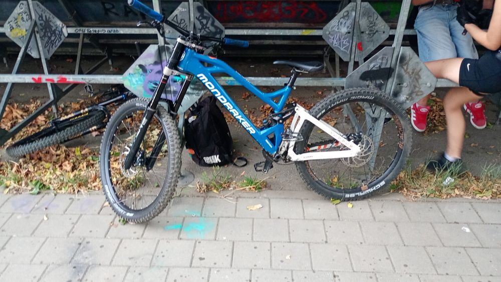 Vând s-au schimb mondraker summum  se DH