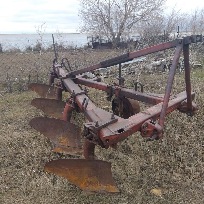 Продам плук четырех корпусный, в хорошем состоянии, мощный, Совдеповск