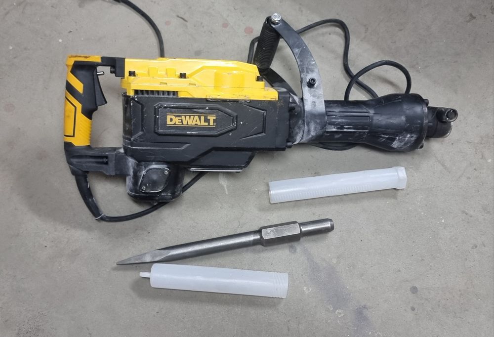 Професионален къртач Dewalt . 1800 W.