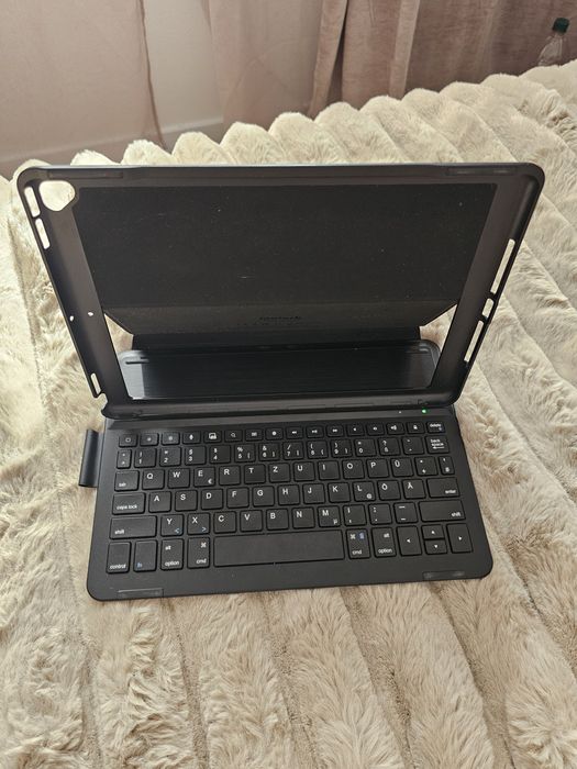 Husa cu tastatura ipad 7 8 si 9