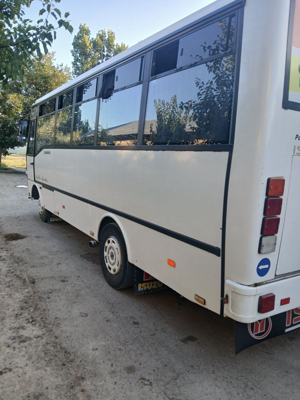 Avtobus Isuzu NP 21