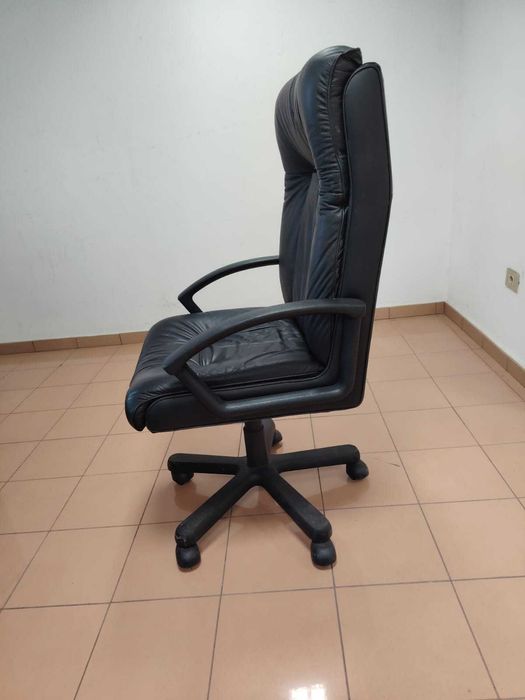 Офис Столoве Естествена Кожа 11 Заседателни 1 Директорски Стол