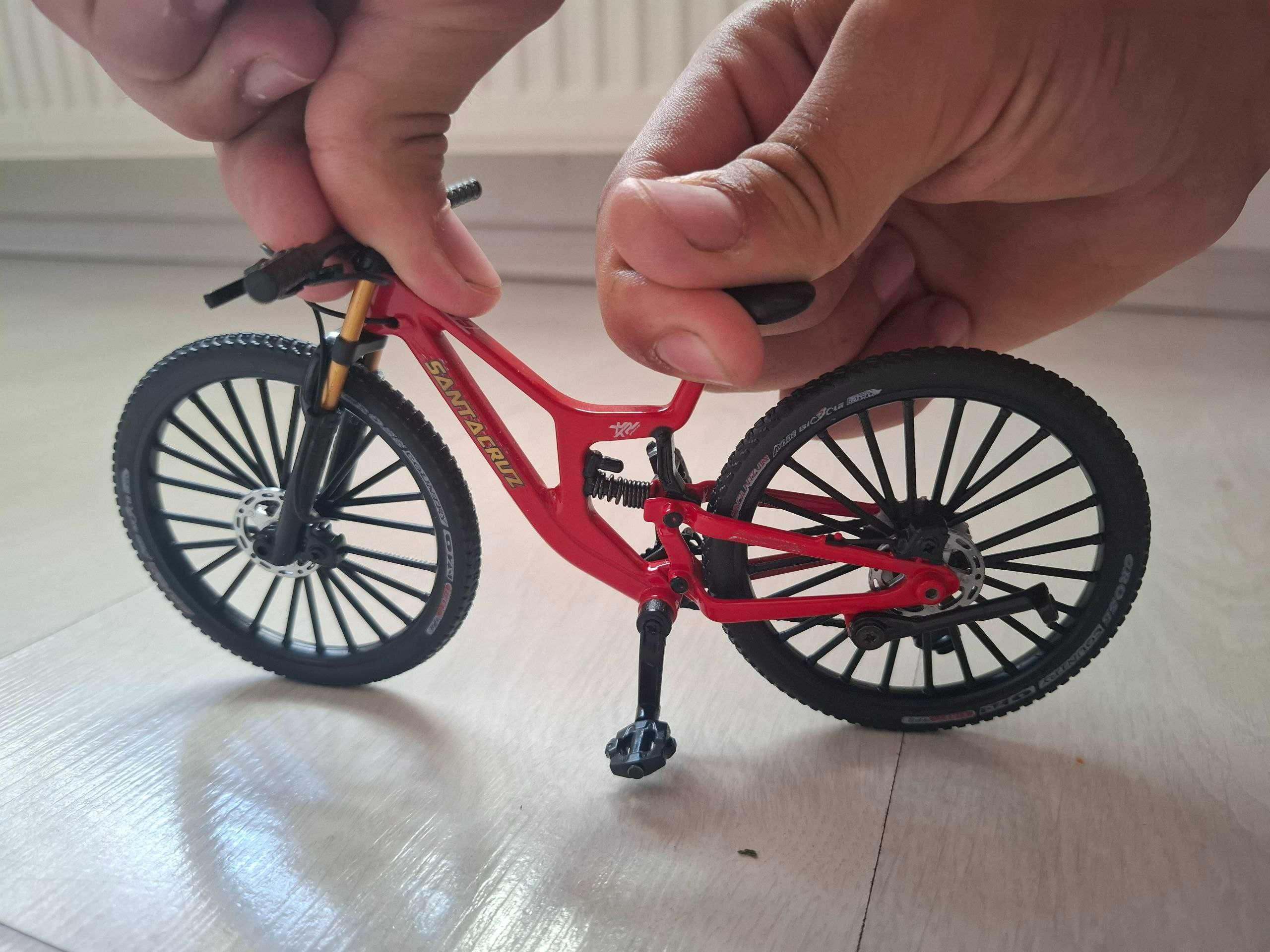 Macheta bicicleta Santa Cruz V10 29'' scara 1:10
