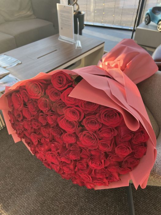 Шикарный букет аллых роз!