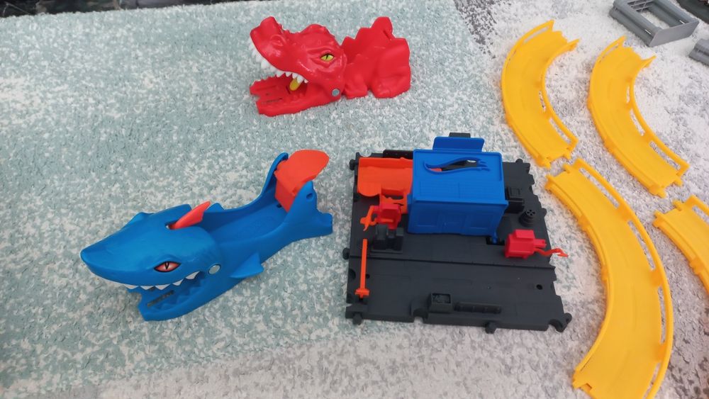 HotWheels писта ,бензиностанция