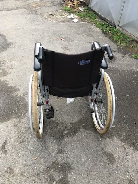 vand carucior ca nou