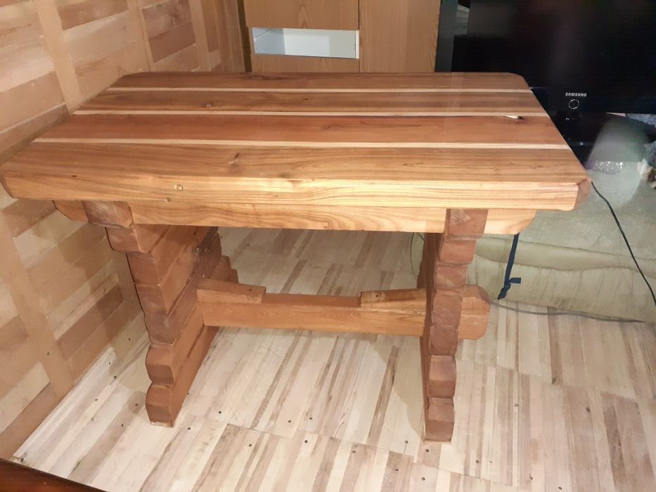 Masă,lungime 1.30,lățime 0.80cm,inaltime 0.80cm,lucrat manual