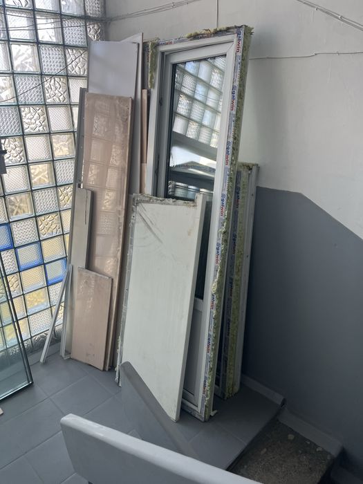 Продам пластиковую дверь с окном