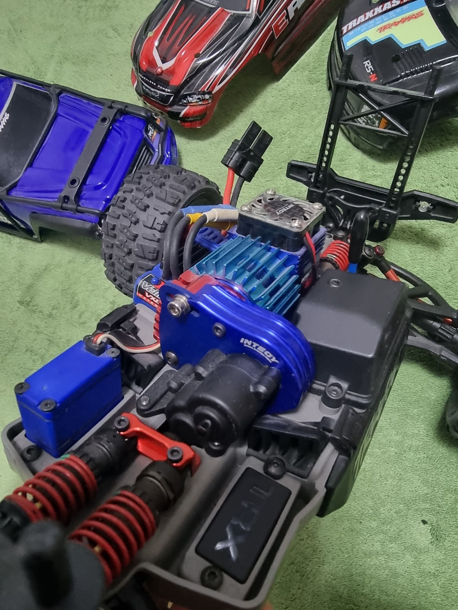 Traxxas 1/16 VXL с много подобрения