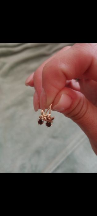 Продам золотые серьги