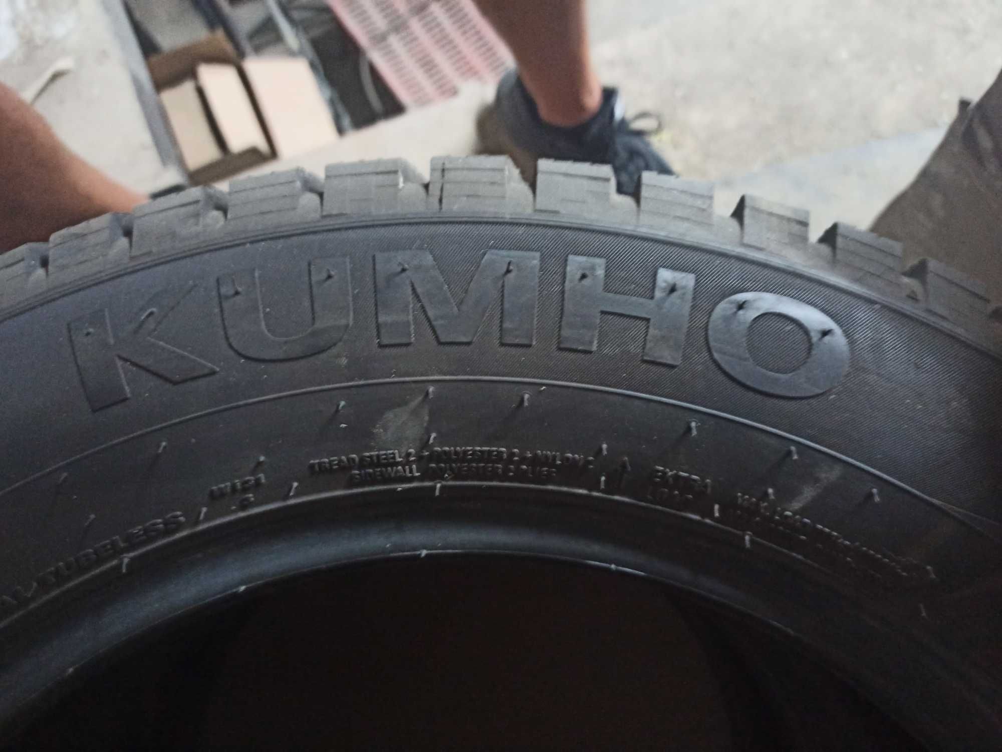 Зимни гуми KUMHO 215 /60/16  с шипове четири броя
