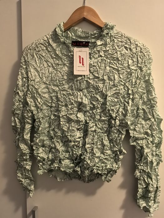 Bluză verde creponată cu nasturi bijuterie