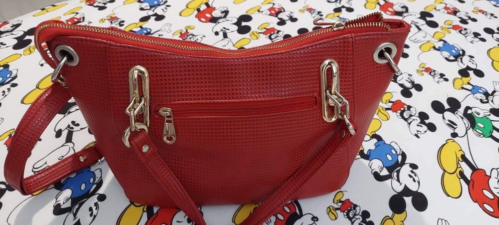 Червена дамска чанта