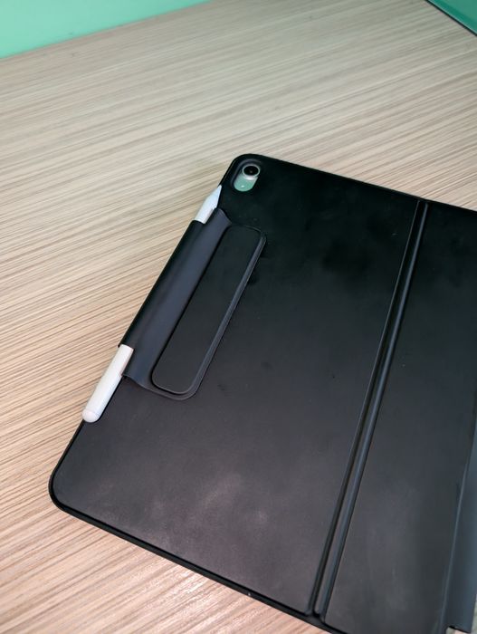 iPad 10.9 (2022), 64GB cu husă ESR şi stilou Next ONE (istyle.ro)