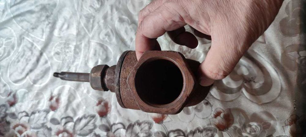 Вентиль чугунный. со сгоном и адаптером пвх всё Д=40 железные и пвх