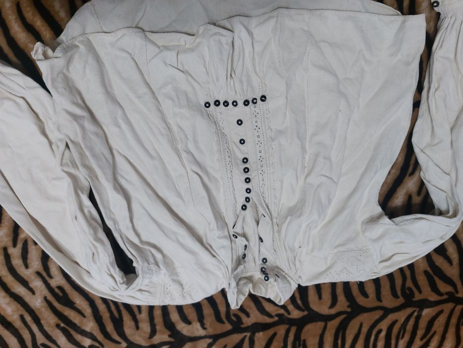 Porturi naționale, poale și cămașă de vânzare