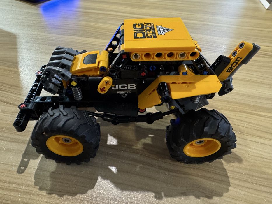 Сглобено Technic 42199 - Monster Jam™ Digatron™ с издърпване