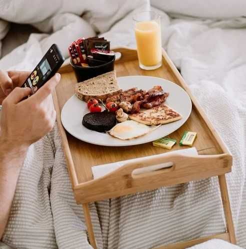 Бамбукова масичка тип поднос за сервиване на закуска в лего