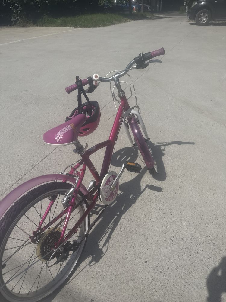 Bicicleta roz pentru fetițe