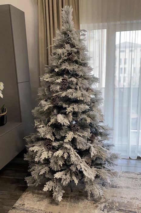 Brad nins Kingston Flocked & Premium Frozen cu aspect inghetat