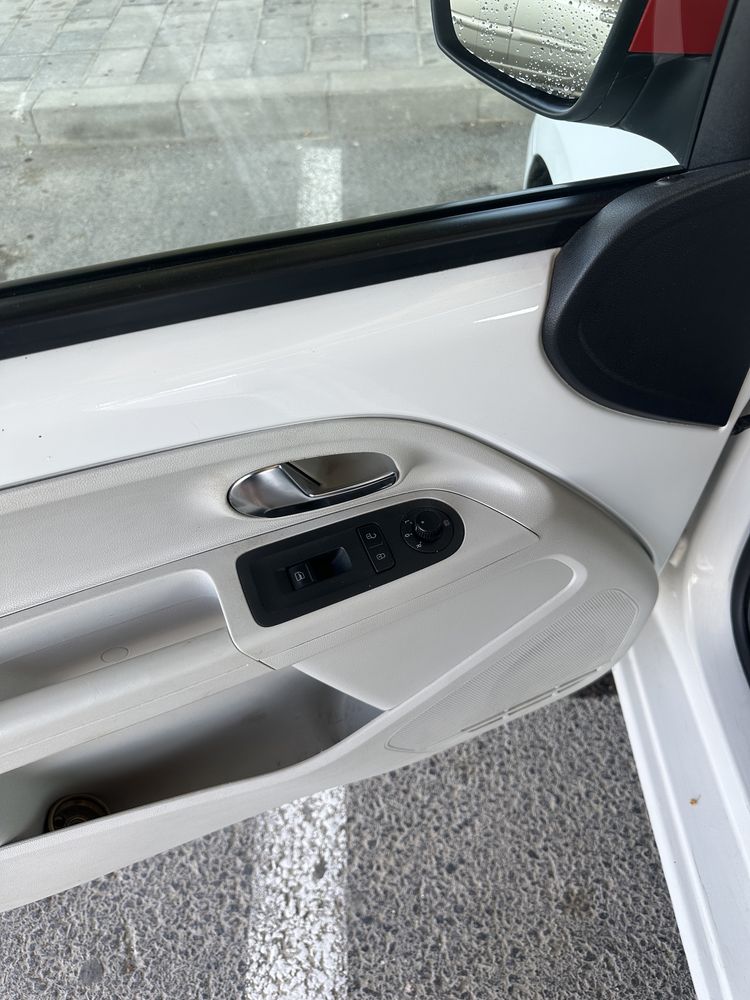 Volkwagen UP 1l +Gaz . Masina perfecta de oras