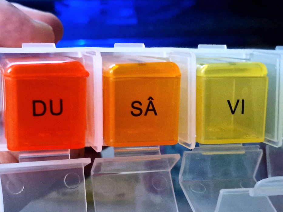 Cutie organizator de medicamente, pastile, suplim in limba română NOUĂ