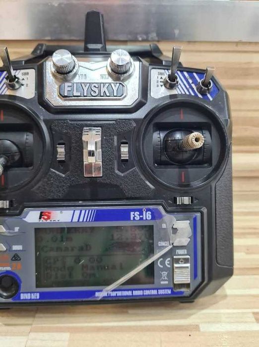 Лодка за захранка с GPS и сонар