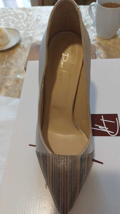 Vand pantofi aproape noi, purtati o singura data, marimea 35