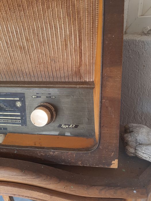 Radio vechi funcționabil.