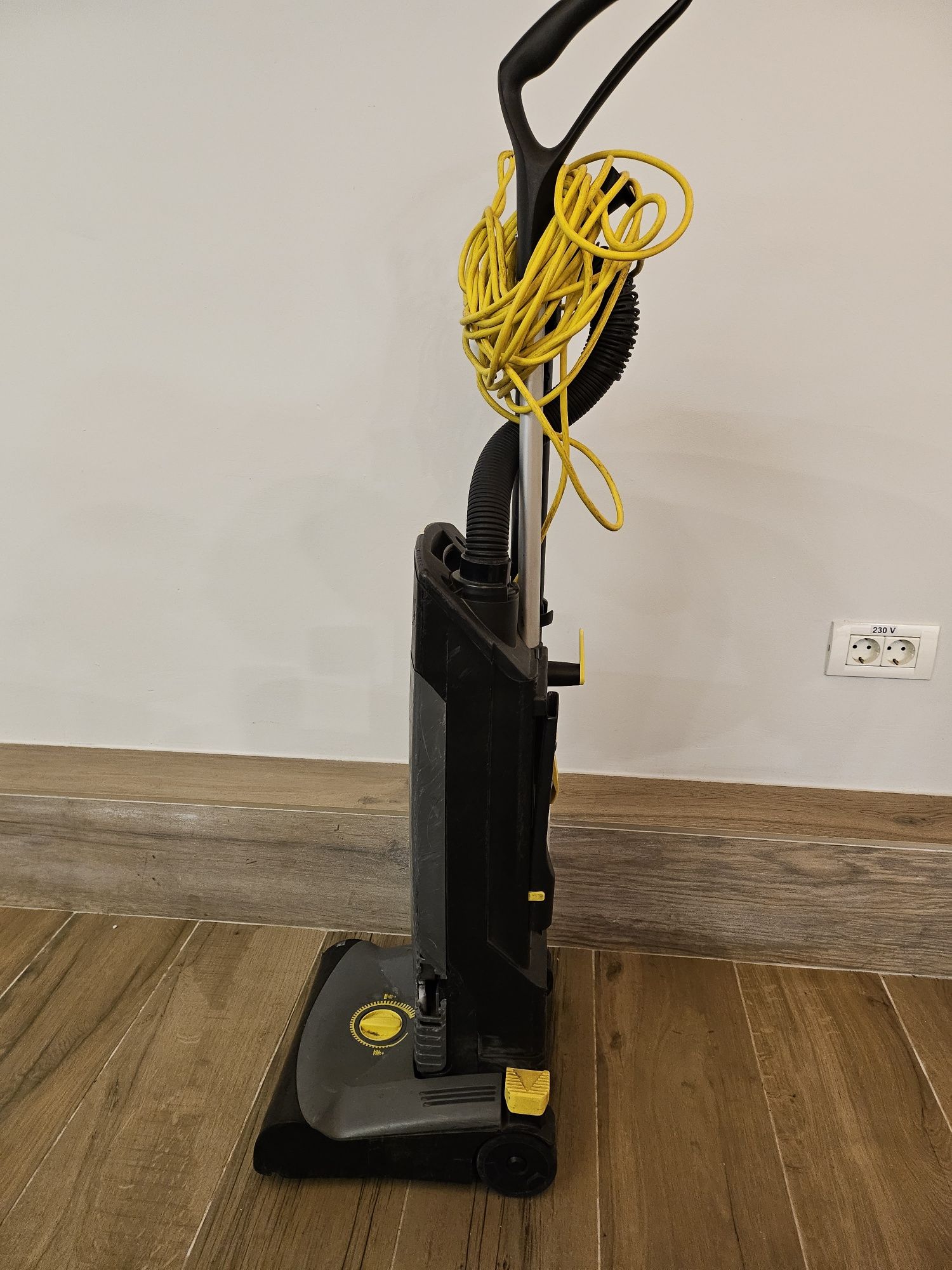 Aspirator profesional Karcher CV30/1 covoare, mochetă