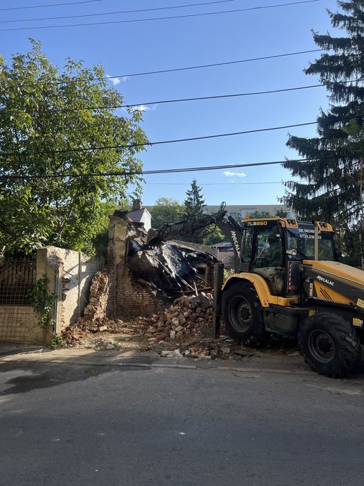 Demolari case, sapaturi, Defrisari. Evacuat moluz. Pamant vegetal .